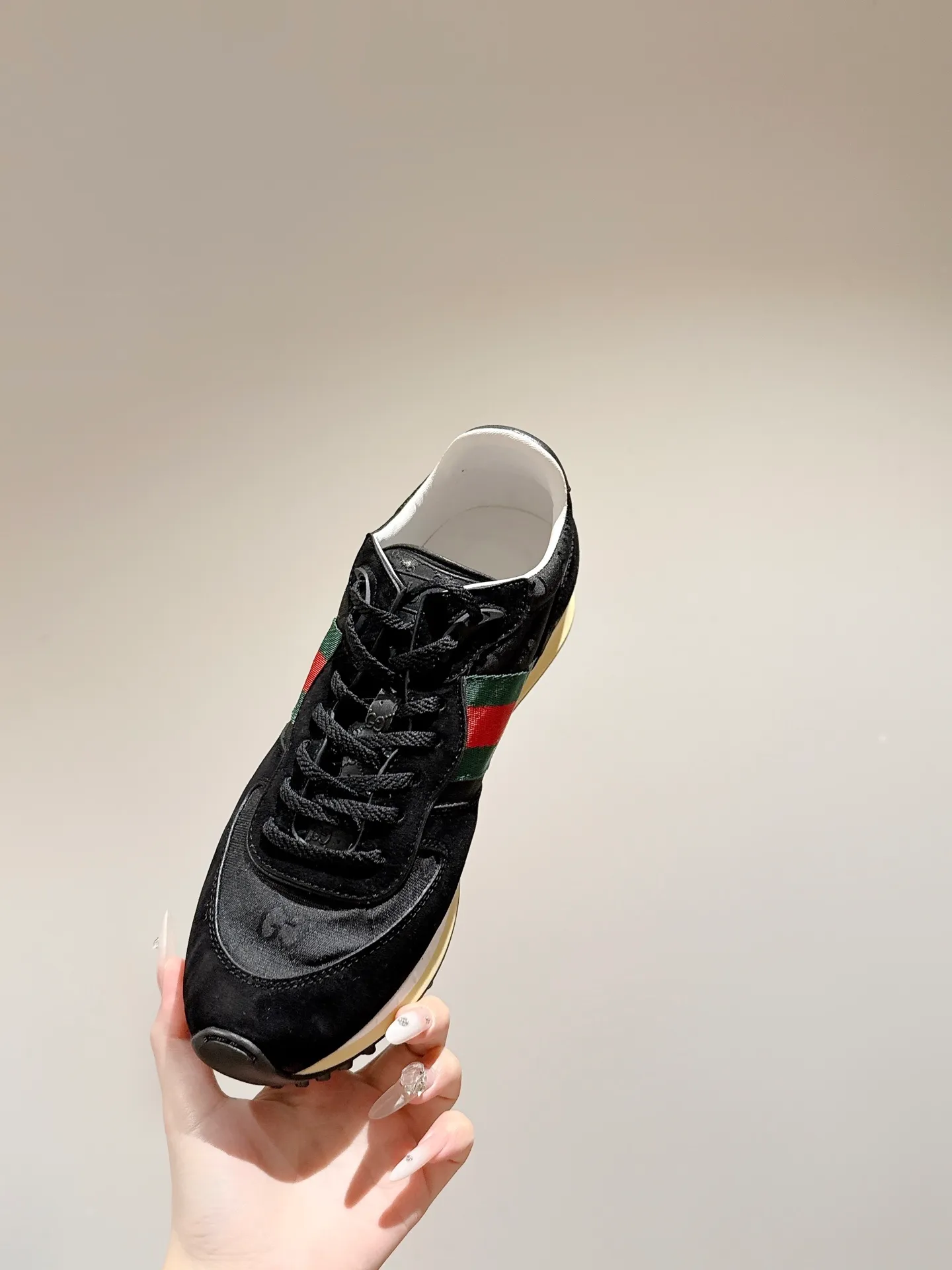 p700🐮🐮 GUCCI 2025 latest spring and summer catwalk style sports shoes Forrest Gump shoes 25 super popular show items with high appearance rate and many celebrities and Internet celebrities. The classic shoe design uses innovative stitching technology to create a water-like flowing texture. Super comfortable on the feet. Leather splicing and breathable logo fabric with classic green and red webbing embellishment. All show the brand tone (buttons are removable) original molded combination outsole ▪️Size: Male 39-44 (Male 45, customized, non-returnable)